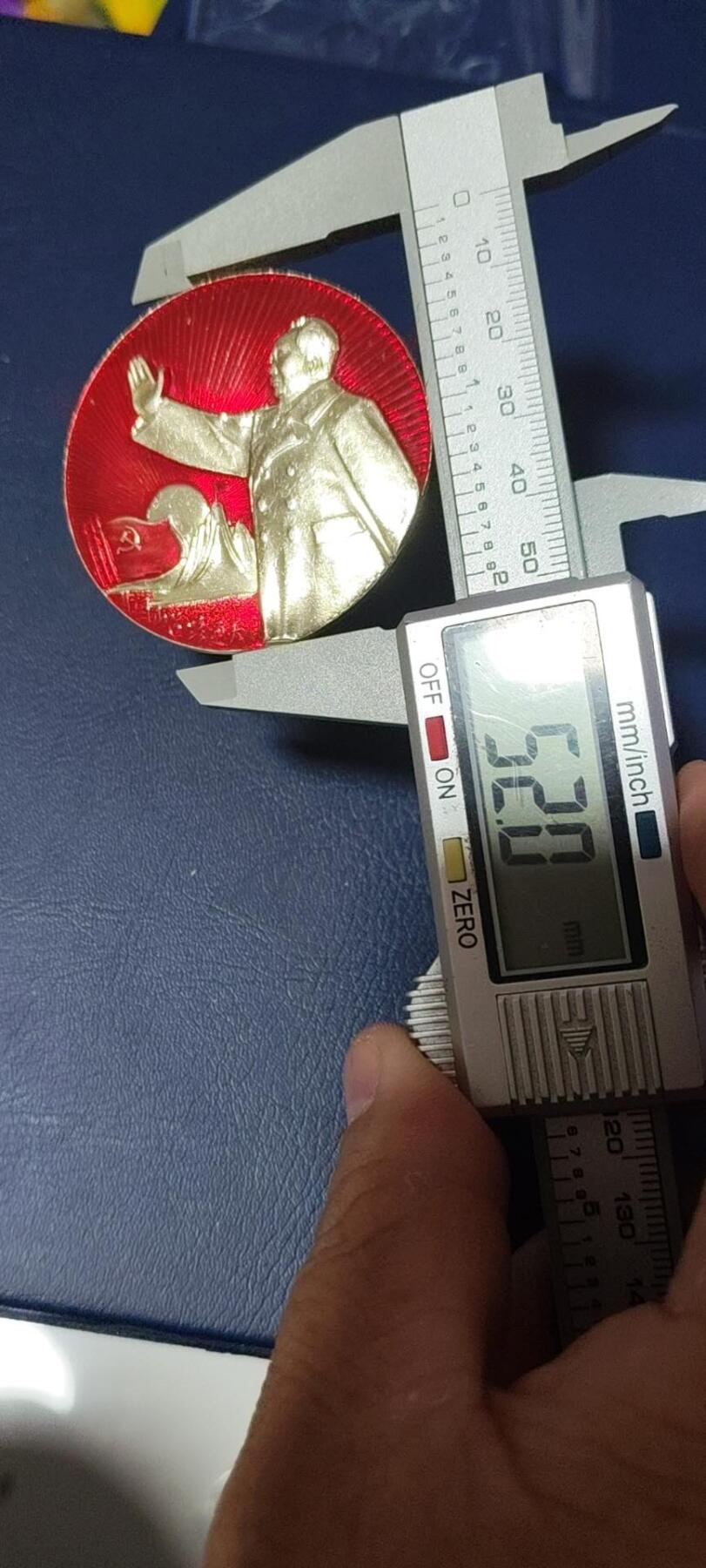 毛主席像章，梅花章和挥手章 🔥井冈山道路通天下🔥漂亮的挥手像章，品相尺寸如图，8120系列。