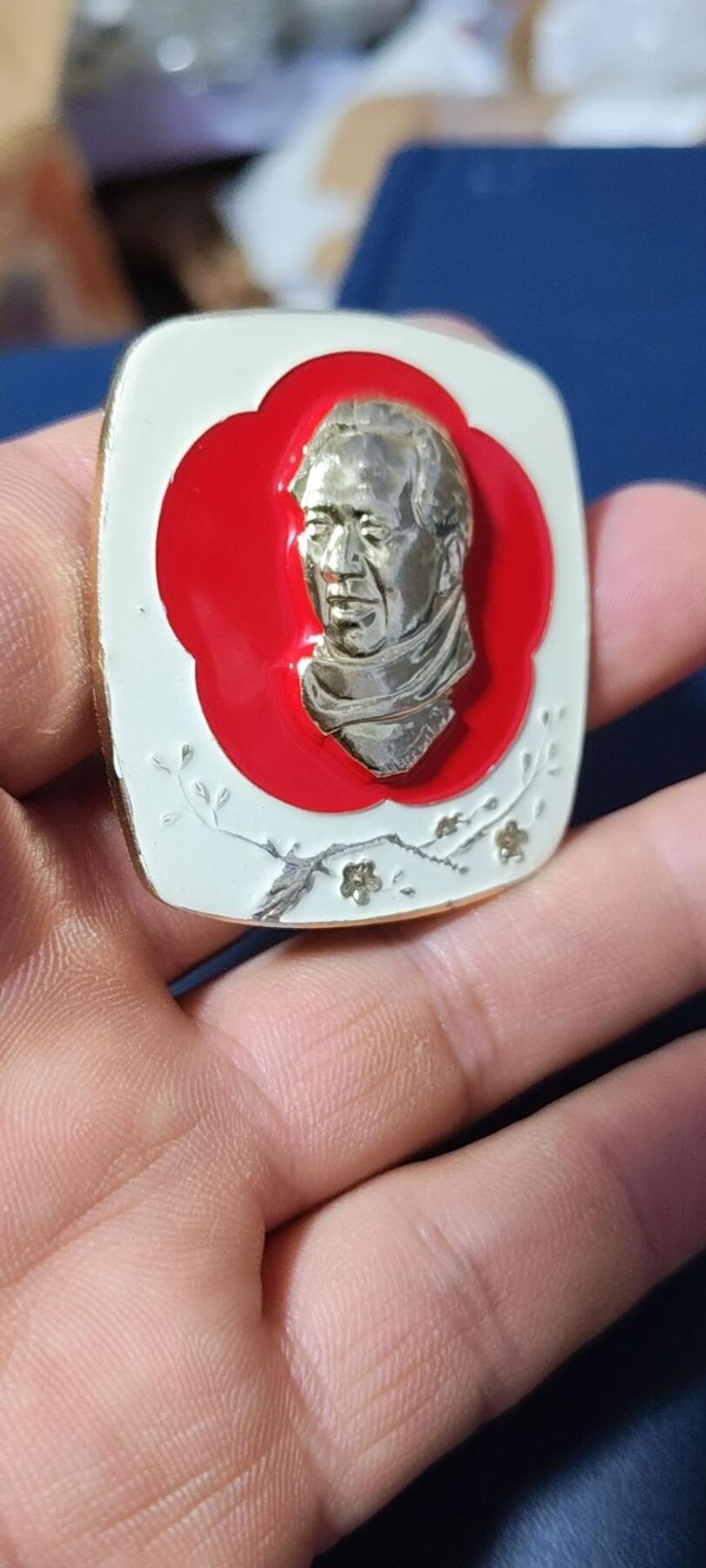 毛主席像章，梅花章和挥手章 漂亮的异形方版彩色梅花像章，品相尺寸如图