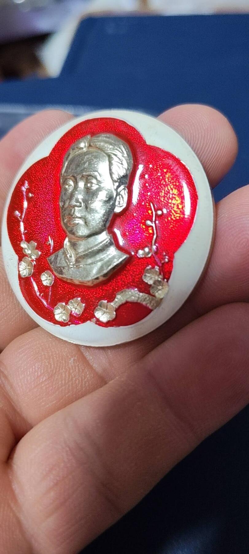 精品毛主席像章拍场，梅花章和挥手章