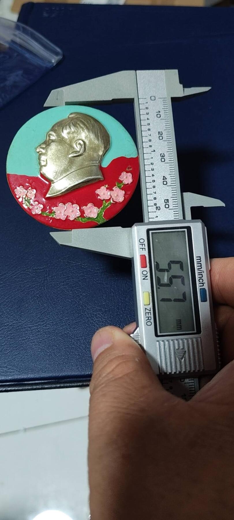 精品毛主席像章拍场，梅花章和挥手章