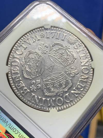 《竞宝斋》第406场 周日，周一，2场连拍 （全场包邮） NGC MS61 法国 1711/o 三王冠埃居银币，巴黎造币厂，银币正面为身着古代罗马式披风的路易十四老年胸像，背面三顶王冠及三个鸢尾花徽组成的图案，中间的字母“A”为巴黎造币厂厂标，此币曾被猫眼姐姐收藏过 盒子背面小磕