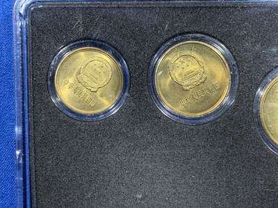 《竞宝斋》第406场 周日，周一，2场连拍 （全场包邮） 1980年长城币元角普制币一套4枚 带证书