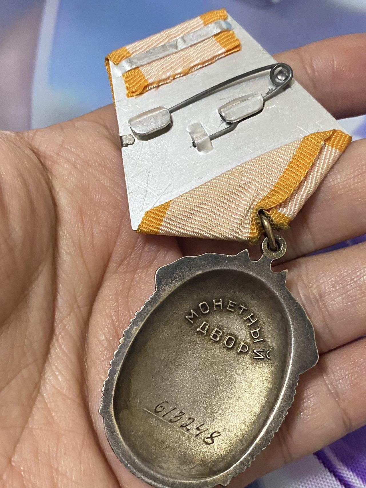 苏联勋章拍卖 8月6日结束 本次有抗美援朝苏联飞行员红旗 击落佩刀F86战机的红旗参拍 机不可失失不再来 找不到的加我qq或者微信都是184277308备注苏章拍卖。最好加微信群每次都会通知还有提前可以一口价的 最近会持续拍卖一些东西。
