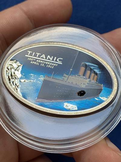 《竞宝斋》第406场 周日，周一，2场连拍 （全场包邮） 库克群岛英女皇头像5美元泰坦尼克号沉没100周年纪念币面镶嵌一颗标本 25克925银 2012枚