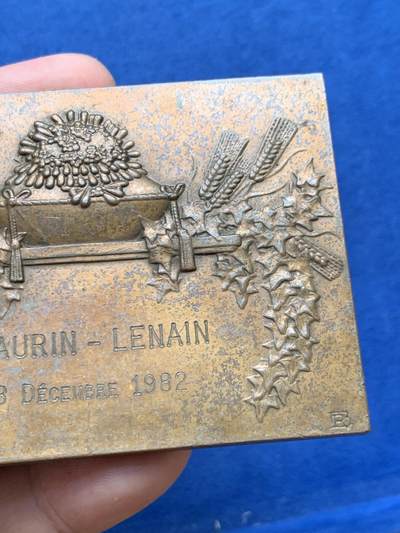 《竞宝斋》第406场 周日，周一，2场连拍 （全场包邮） 法国结婚纪念铜章 80*57mm 207克 1980 丰饶角铜标 大号章沉淀淀 同款有小章 丰饶角边铭 结婚章收藏大师亨利泰里斯书257页有这款章