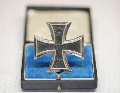 大猫徽章拍卖 第275期 一战帝德一级铁十字勋章，带原盒，ko厂标，背刻有得主获得时间，漆面良好