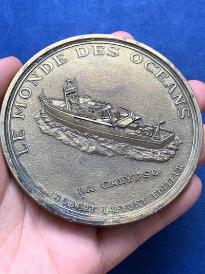 《竞宝斋》第406场 周日，周一，2场连拍 （全场包邮） 法国航海业大铜章少见巨大铜章，法国军人探险家雅克库斯托大铜章 218克，直径89mm，一只手握不过来。