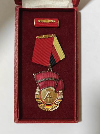RimeNova韵星2025军品类夏季拍卖会-- RimeNova 2025 Summer Militaria Sale - 民主德国二级劳动红旗勋章带盒略