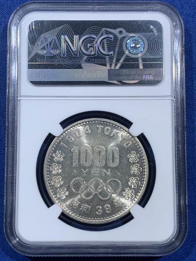 《竞宝斋》第406场 周日，周一，2场连拍 （全场包邮） 两枚一组 NGC MS65 日本1964年奥运银币 状态都很不错 近期银价非涨 盒子币几乎没有溢价了 性价比很高