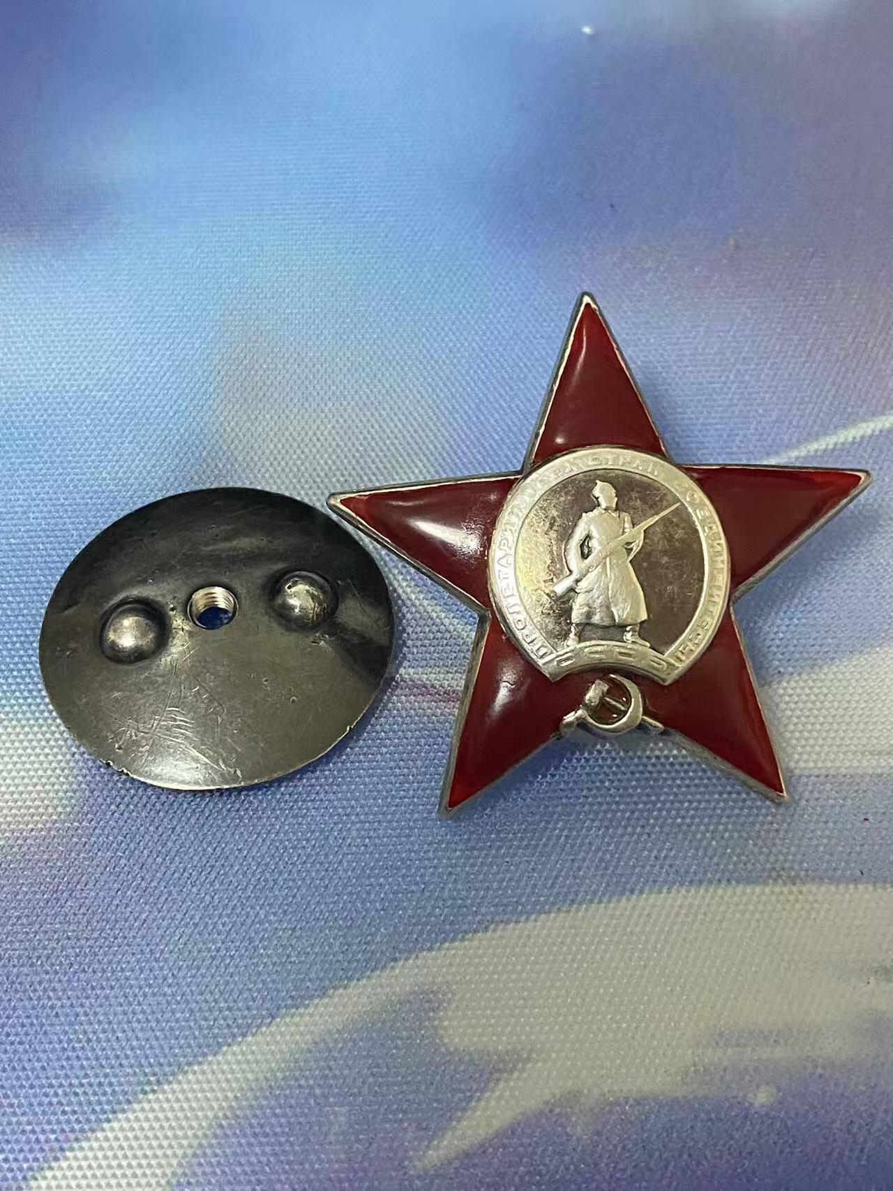 苏联勋章拍卖 8月6日结束 本次有抗美援朝苏联飞行员红旗 击落佩刀F86战机的红旗参拍 机不可失失不再来 找不到的加我qq或者微信都是184277308备注苏章拍卖。最好加微信群每次都会通知还有提前可以一口价的 最近会持续拍卖一些东西。 苏联二战台阶红星勇敢套章 红星 231466 珐琅后补 原配银盖子 应该属于库尔斯克战役末期（待查证）反坦克枪击毁坦克。Ремизов александр Васильевич  带证件 勇敢联排 早期铜挂版 2271689 原环未开 联排伤还有斯大林格勒，维也纳奖章 勋略一个 背面铜质 非常好的一套 可惜红星珐琅是后补。