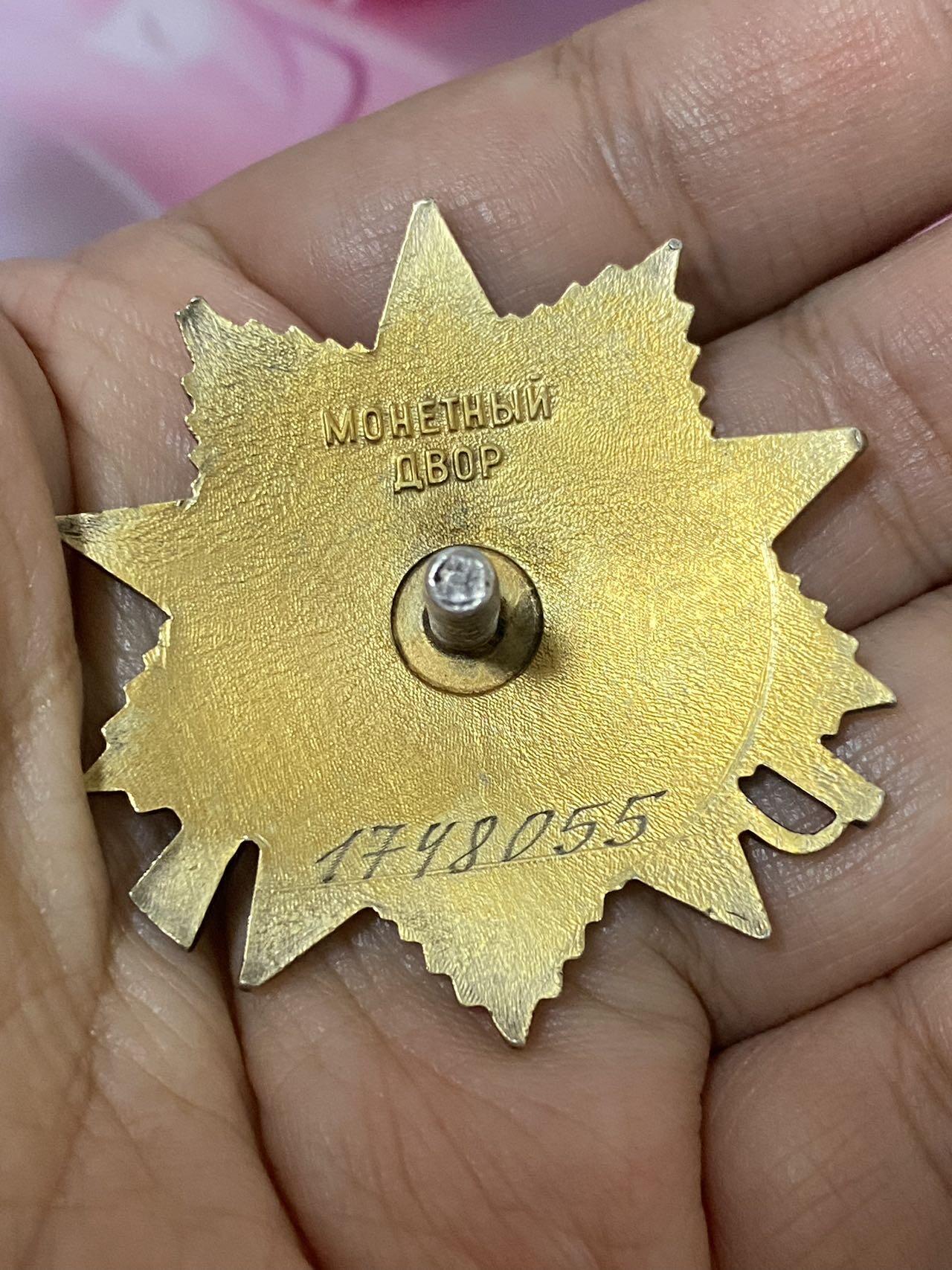 苏联勋章拍卖 8月6日结束 本次有抗美援朝苏联飞行员红旗 击落佩刀F86战机的红旗参拍 机不可失失不再来 找不到的加我qq或者微信都是184277308备注苏章拍卖。最好加微信群每次都会通知还有提前可以一口价的 最近会持续拍卖一些东西。 苏联85一级卫国1748055珐琅有基础几处磕碰 背面镀层很好 和上面是连号 但是单独拍