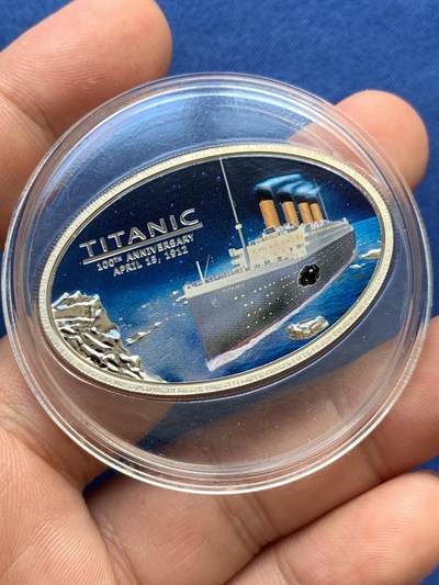 《竞宝斋》第406场 周日，周一，2场连拍 （全场包邮） 库克群岛英女皇头像5美元泰坦尼克号沉没100周年纪念币面镶嵌一颗标本 25克925银 2012枚