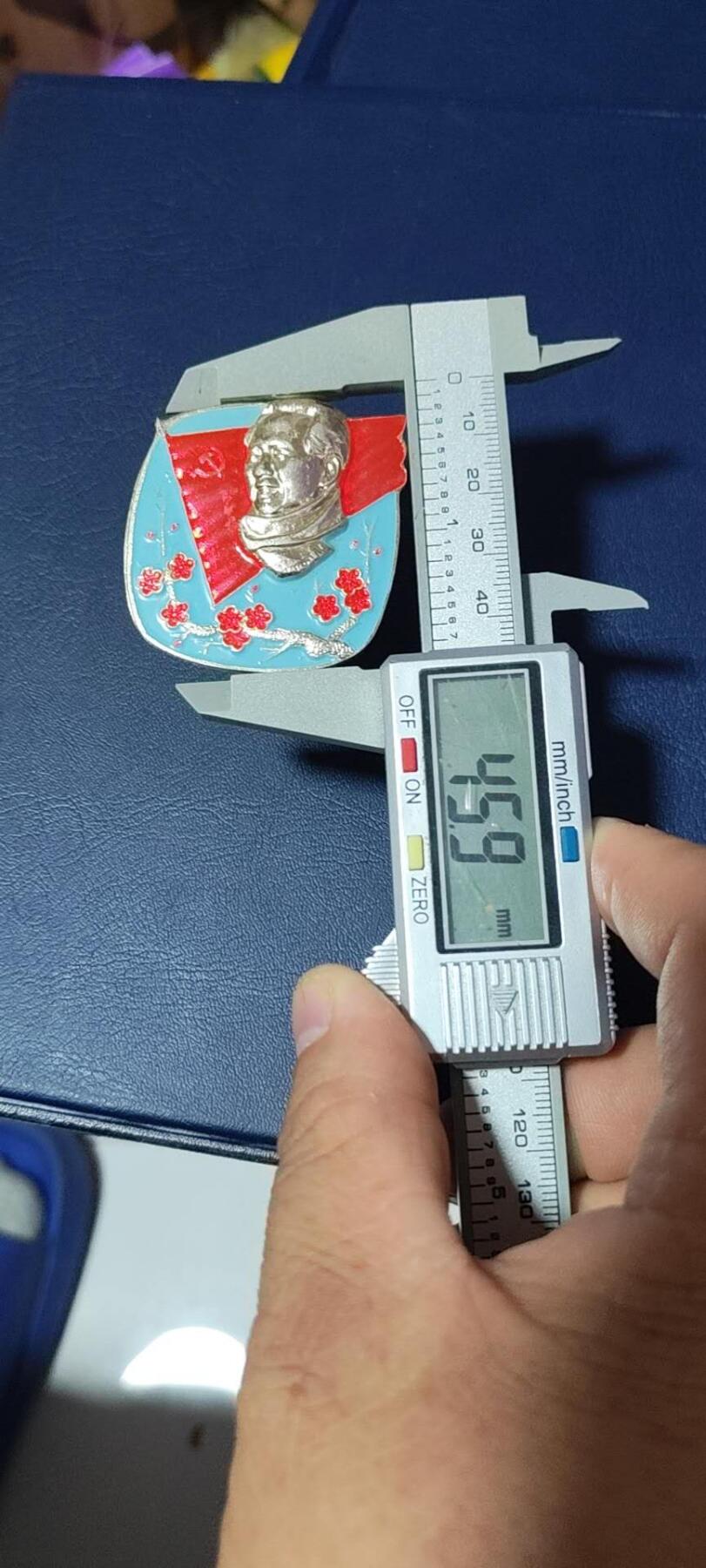 精品毛主席像章拍场，梅花章和挥手章