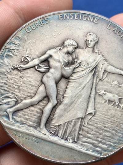 《竞宝斋》第406场 周日，周一，2场连拍 （全场包邮） 1896年法国农业协会玛丽安娜镀银奖章 Dubois作品 经典的女神与播种者形象 背景有飞鸟群、磨坊、谷仓、耕牛 小章显大景 空间感极强 人物力量感十足 画面张力尽显 法系大家的风范！品相极佳。直径：50mm，重：71.6g 丰饶角铜标