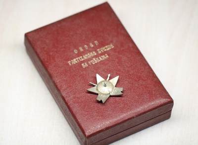 大猫徽章拍卖 第275期 南斯拉夫萨版三级游击队带盒