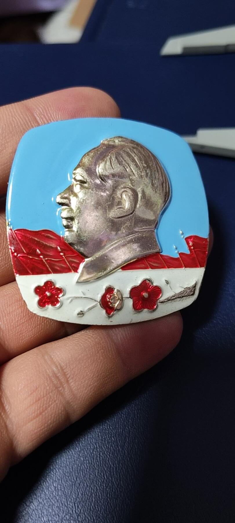 毛主席像章，梅花章和挥手章 漂亮的异形方版彩色梅花像章，品相尺寸如图