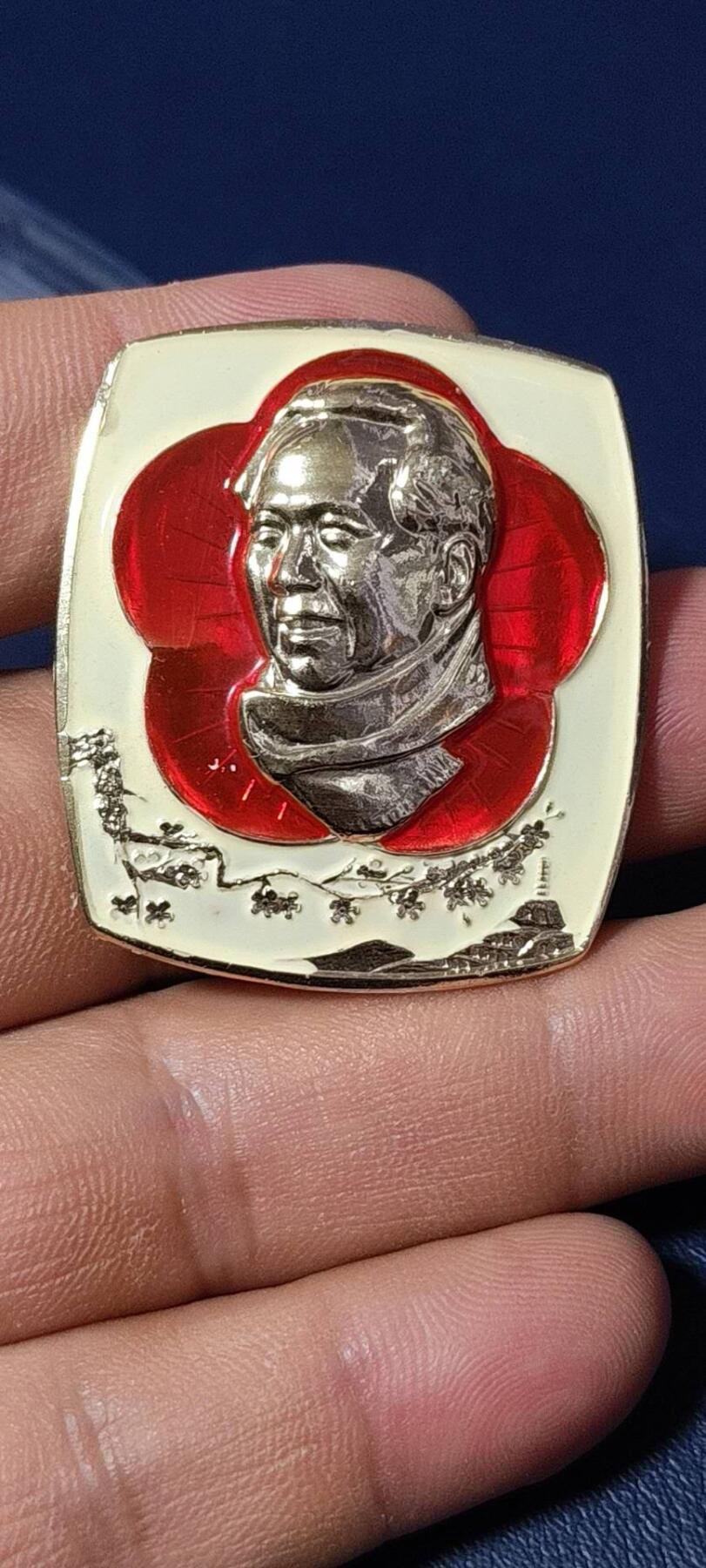 毛主席像章，梅花章和挥手章 漂亮的异形方版彩色梅花像章，品相尺寸如图，4303系列套章之一