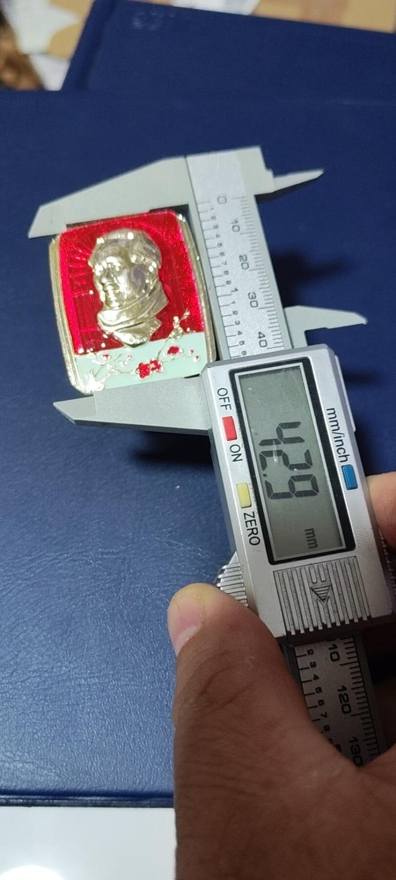 毛主席像章，梅花章和挥手章 漂亮的异形方版彩色梅花像章，品相尺寸如图