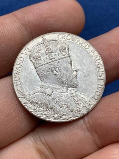 《竞宝斋》第406场 周日，周一，2场连拍 （全场包邮） 爱七加冕银章，matte磨砂工艺，纸袋包浆，品相极好，30.8mm，12.6克。