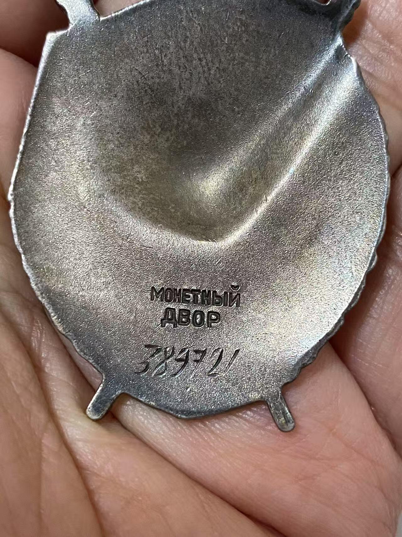 苏联勋章拍卖 8月6日结束 本次有抗美援朝苏联飞行员红旗 击落佩刀F86战机的红旗参拍 机不可失失不再来 找不到的加我qq或者微信都是184277308备注苏章拍卖。最好加微信群每次都会通知还有提前可以一口价的 最近会持续拍卖一些东西。