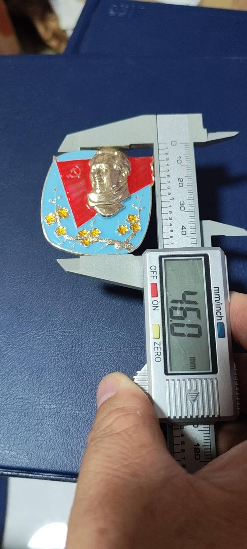 精品毛主席像章拍场，梅花章和挥手章