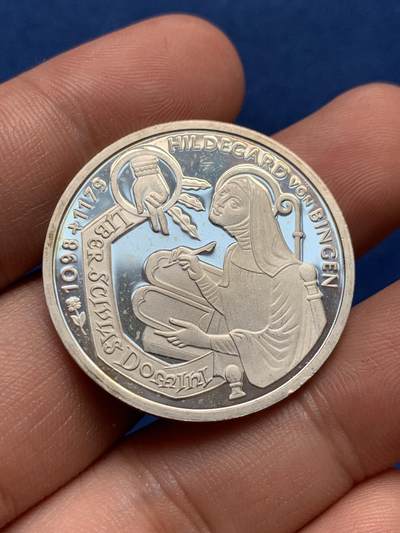《竞宝斋》第406场 周日，周一，2场连拍 （全场包邮） 德国1998年中世纪神学家希尔德加德·冯·宾根10马克纪念银币，925银，15.5g。