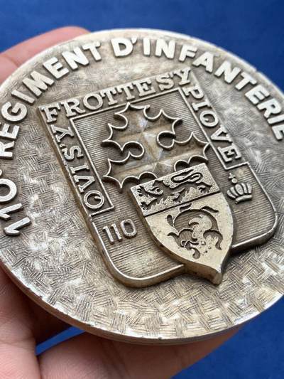 《竞宝斋》第406场 周日，周一，2场连拍 （全场包邮） 法国第110步兵团镀银大铜章 直径79mm 重量182.1g 背面为110步兵团成立以来参加的重大战役