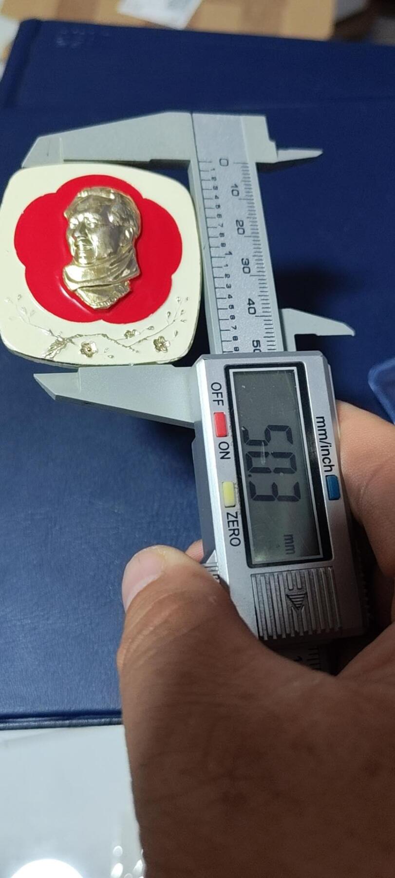 毛主席像章，梅花章和挥手章 漂亮的异形方版彩色梅花像章，品相尺寸如图