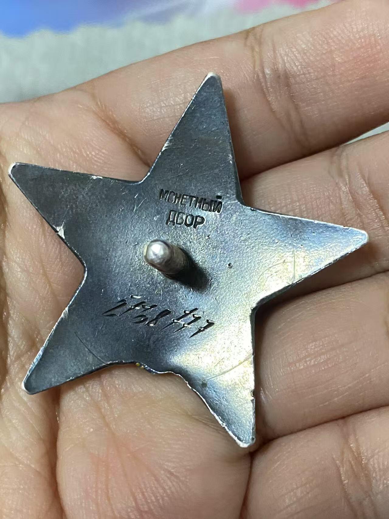 苏联勋章拍卖 8月6日结束 本次有抗美援朝苏联飞行员红旗 击落佩刀F86战机的红旗参拍 机不可失失不再来 找不到的加我qq或者微信都是184277308备注苏章拍卖。最好加微信群每次都会通知还有提前可以一口价的 最近会持续拍卖一些东西。 苏联二战红星勋章 2168777 柏林战役修复短线 好号码 左边角顶部轻微小瑕疵 正面看不到 刻号非常龙飞凤舞  但经过讨论是这个号 有其他已经也可以当裸章拍  Удовенко Григорий Федорович 电话兵在突破奥得河西岸敌军防御的作战行动期间，和在肃清柏林市东南被包围的集群期间他冒着敌军的火力修复了16处断线。