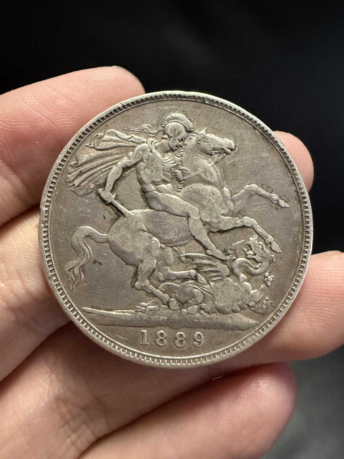 南宋泉阁俄币 外币 国币 专场第十五期【送拍无额外佣金】 英国 1889年 维多利亚女王 高冠马剑1克朗大银币 细节还行 老包浆 通货好品