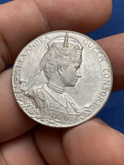 《竞宝斋》第406场 周日，周一，2场连拍 （全场包邮） 爱七加冕银章，matte磨砂工艺，纸袋包浆，品相极好，30.8mm，12.6克。