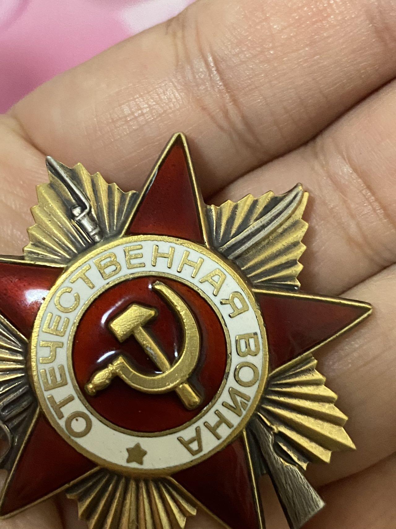 苏联勋章拍卖 8月6日结束 本次有抗美援朝苏联飞行员红旗 击落佩刀F86战机的红旗参拍 机不可失失不再来 找不到的加我qq或者微信都是184277308备注苏章拍卖。最好加微信群每次都会通知还有提前可以一口价的 最近会持续拍卖一些东西。