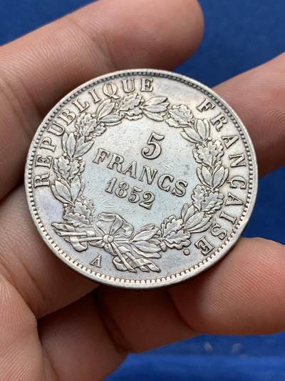 《竞宝斋》第406场 周日，周一，2场连拍 （全场包邮） 1852年路易拿破仑波拿巴5法郎大银币，拿三称帝前的总统版，目测XF-AU美品，比常见通货强多了