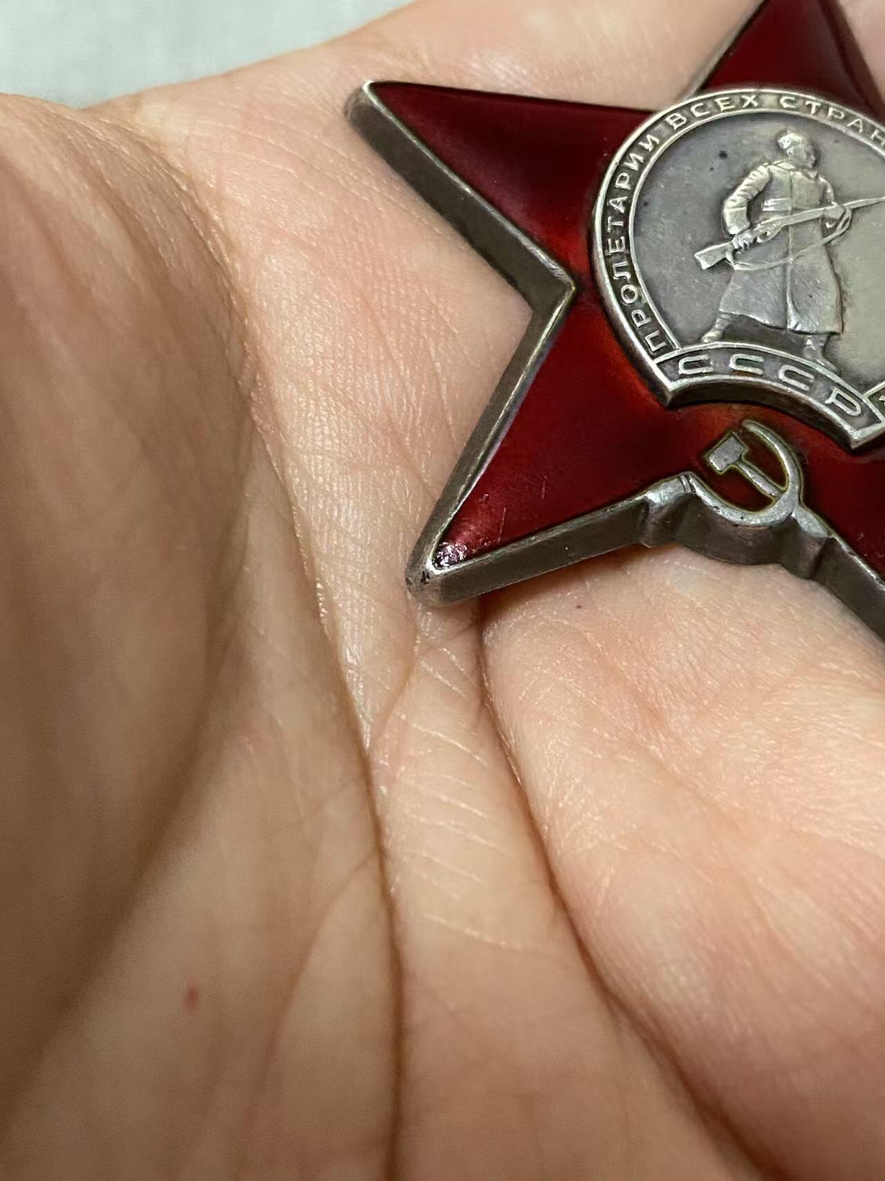 苏联勋章拍卖 8月6日结束 本次有抗美援朝苏联飞行员红旗 击落佩刀F86战机的红旗参拍 机不可失失不再来 找不到的加我qq或者微信都是184277308备注苏章拍卖。最好加微信群每次都会通知还有提前可以一口价的 最近会持续拍卖一些东西。 苏联红星勋章 3016084 左下角顶部 小掉皮 其他角有些小瑕疵 整体还行  其他还不错  查不到档案 不是国芳布序列 应该是内物部或其他单位颁发。有渠道的可以再查查。