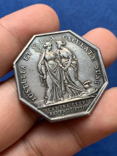 《竞宝斋》第406场 周日，周一，2场连拍 （全场包邮） 兰斯教士会议八角银代币 15克 33.9mm 正面兰斯大主教 背面和平女神与正义女神站立相拥 R2级稀有度 好品