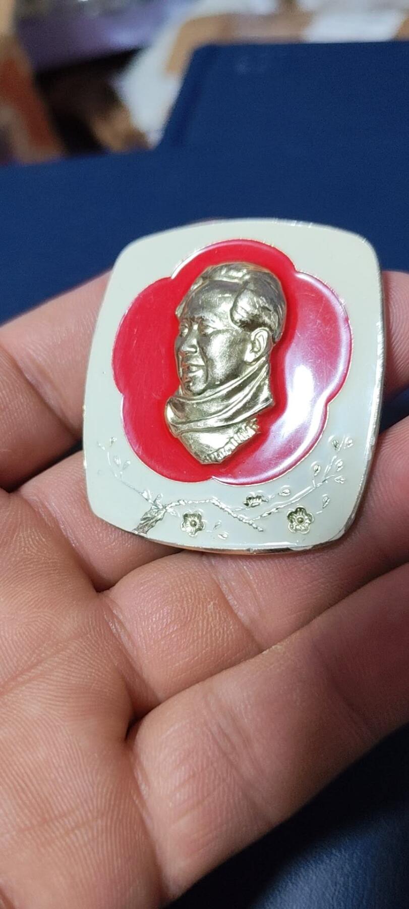 毛主席像章，梅花章和挥手章 漂亮的异形方版彩色梅花像章，品相尺寸如图
