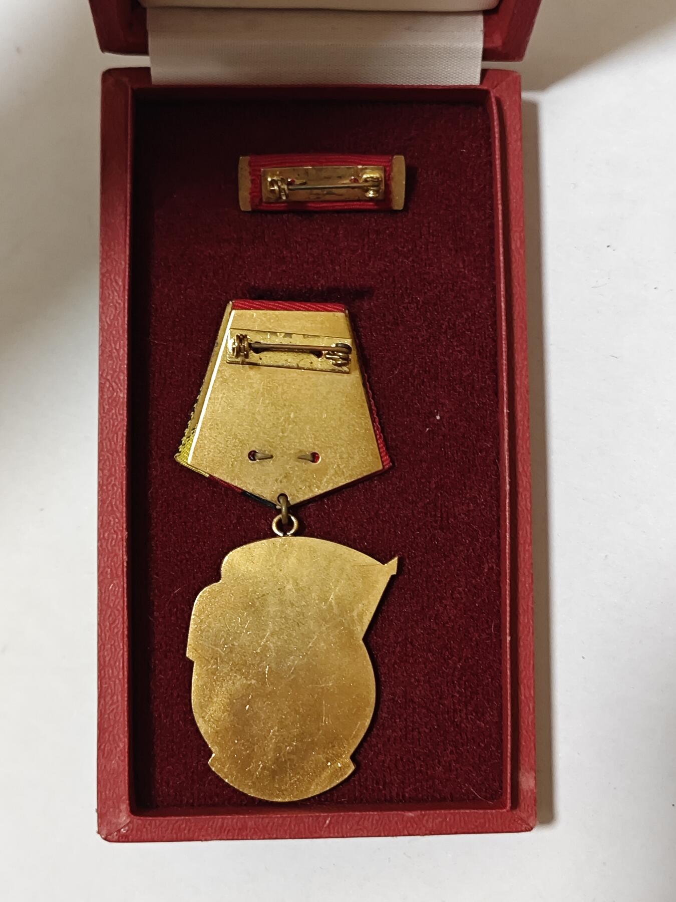 RimeNova韵星2025军品类夏季拍卖会-- RimeNova 2025 Summer Militaria Sale 民主德国二级劳动红旗勋章带盒略