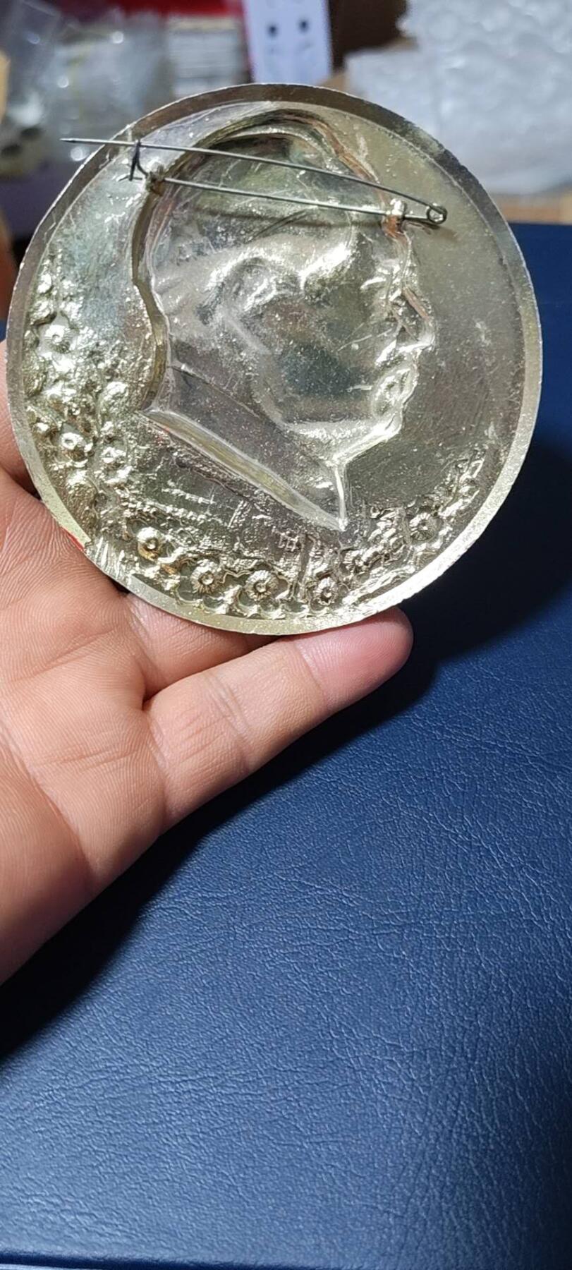精品毛主席像章拍场，梅花章和挥手章