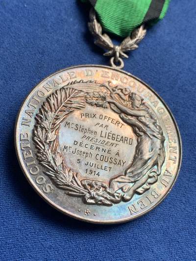 《竞宝斋》第406场 周日，周一，2场连拍 （全场包邮） 1914年法国国家鼓励善行协会纪念银章 银标 带原盒少见 字迹对应 总重约49.9克
