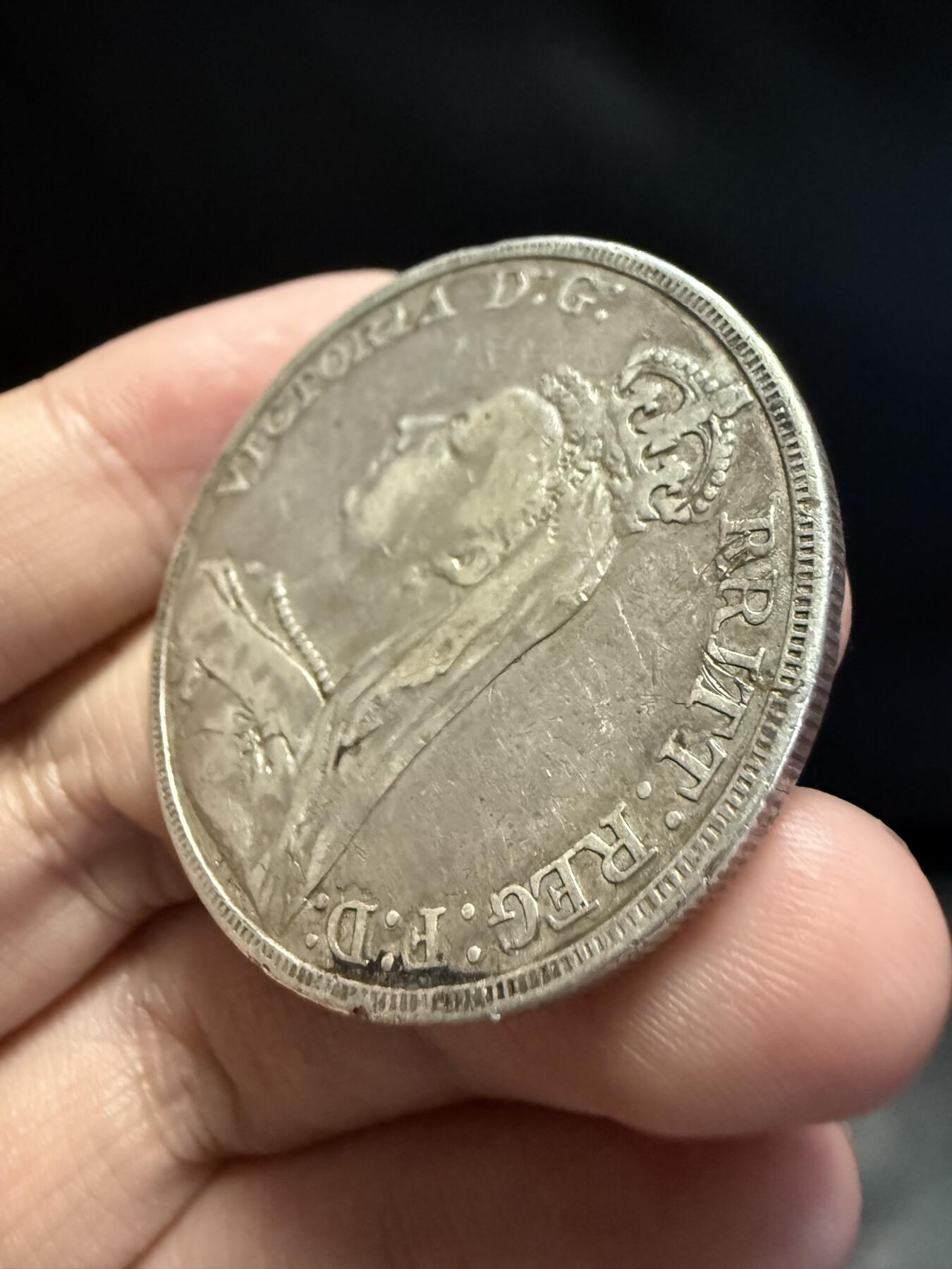 南宋泉阁俄币 外币 国币 专场第十五期【送拍无额外佣金】 英国 1889年 维多利亚女王 高冠马剑1克朗大银币 细节还行 老包浆 通货好品