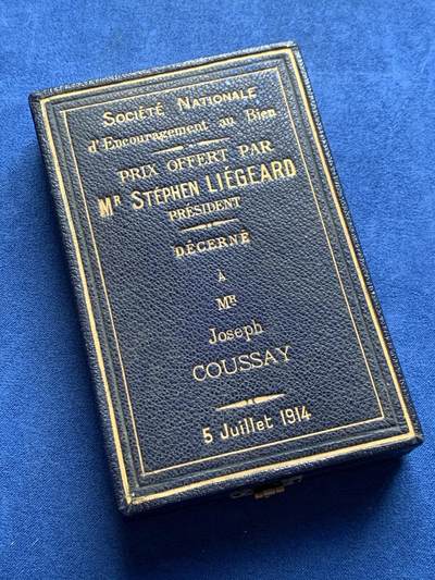 《竞宝斋》第406场 周日，周一，2场连拍 （全场包邮） 1914年法国国家鼓励善行协会纪念银章 银标 带原盒少见 字迹对应 总重约49.9克