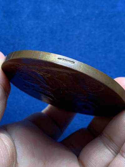 《竞宝斋》第406场 周日，周一，2场连拍 （全场包邮） 1892年法国大铜章 政治家Jules Meline纪念（Ponscarme作品）少见款，带原盒。背面清凉装女神漂亮。尺寸：68mm，重：141g