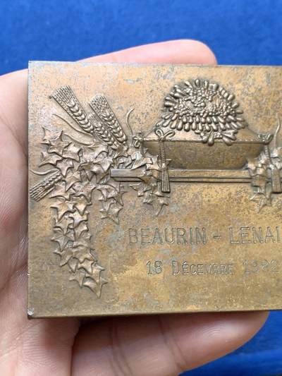 《竞宝斋》第406场 周日，周一，2场连拍 （全场包邮） 法国结婚纪念铜章 80*57mm 207克 1980 丰饶角铜标 大号章沉淀淀 同款有小章 丰饶角边铭 结婚章收藏大师亨利泰里斯书257页有这款章