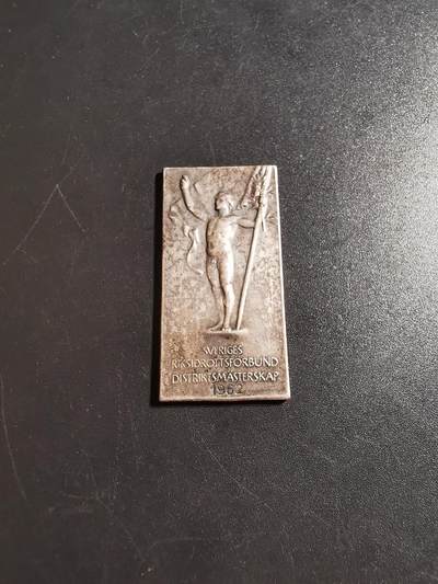 老王徽章第138期 - 瑞典体育联合会镀银方形大铜章    尺寸18×35mm   重量6.7g