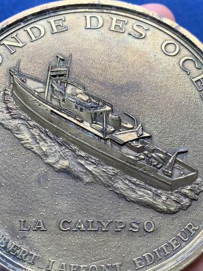 《竞宝斋》第406场 周日，周一，2场连拍 （全场包邮） 法国航海业大铜章少见巨大铜章，法国军人探险家雅克库斯托大铜章 218克，直径89mm，一只手握不过来。