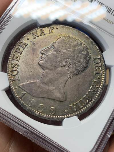 《竞宝斋》第406场 周日，周一，2场连拍 （全场包邮） NGC MS61 法占西班牙1809年波拿巴国王20R大银币，约瑟夫.波拿巴，拿破仑的长兄，拿破仑帝国下的西班牙国王。此枚双面深打，细节很好，幽绿彩包浆，绝美状态