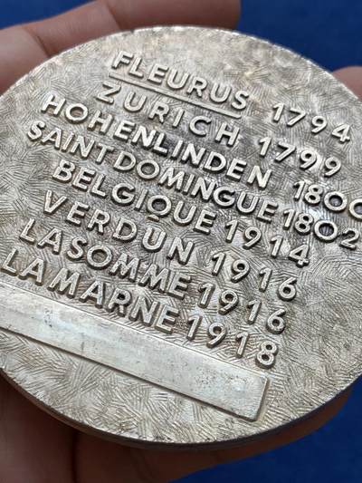 《竞宝斋》第406场 周日，周一，2场连拍 （全场包邮） 法国第110步兵团镀银大铜章 直径79mm 重量182.1g 背面为110步兵团成立以来参加的重大战役