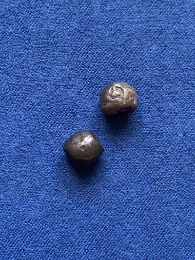 《竞宝斋》第406场 周日，周一，2场连拍 （全场包邮） 泰国屁股银锭 两枚1/8株 分别重约1.85g和2.0g。