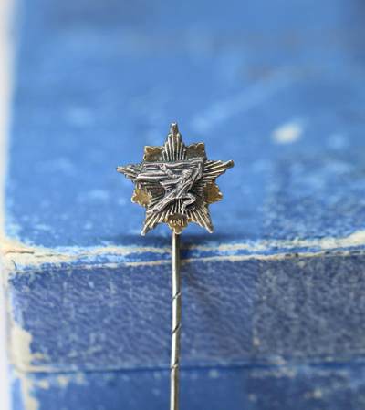 大猫徽章拍卖 第275期 南斯拉夫1941年游击队员纪念章带盒