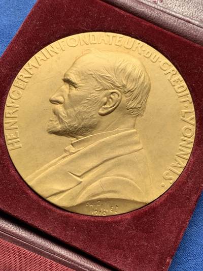 《竞宝斋》第406场 周日，周一，2场连拍 （全场包邮） 法国1910年里昂信贷银行创始人亨利镀金铜质纪念章 超大尺寸 直径80.5mm 重量233g 丰饶角BRONZE边铭 带原盒，状态非常好！